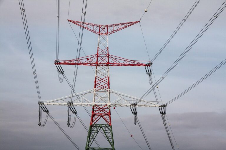 AC DC PV leicht verständlich erklärt für Einsteiger in die Solartechnik Illustration von Wechselstrom Gleichstrom und Photovoltaik für Solareinsteiger erklärt