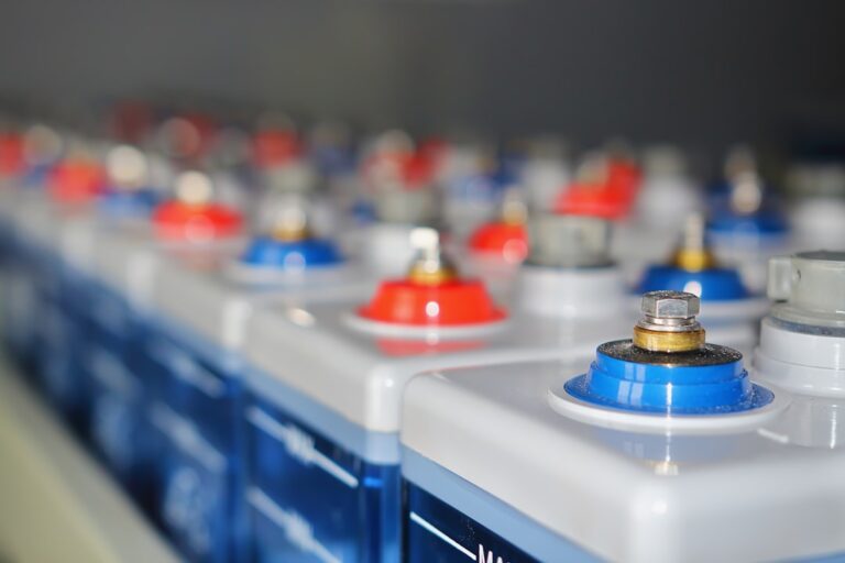 Moderner Batteriespeicher neben Photovoltaikanlage zur effizienten Nutzung von PV-Strom
