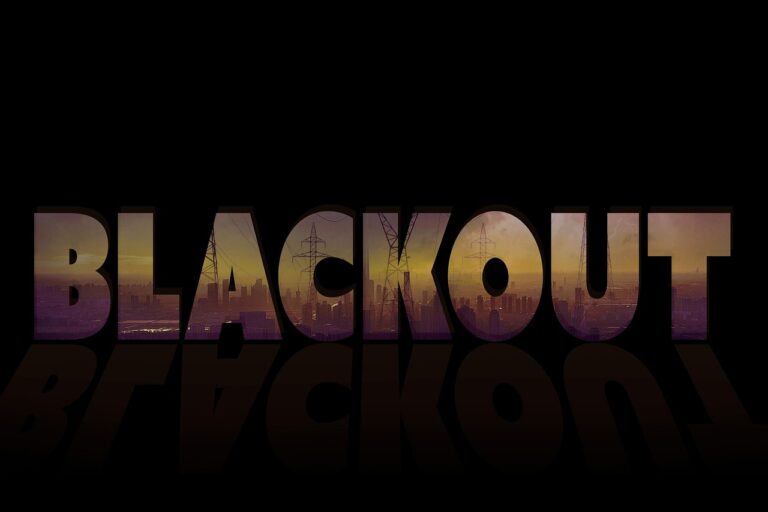 Wie Photovoltaik-Anlagen bei einem Blackout zuverlässig Strom liefern Photovoltaik-Anlage mit Solarpaneelen liefert Strom bei einem Blackout