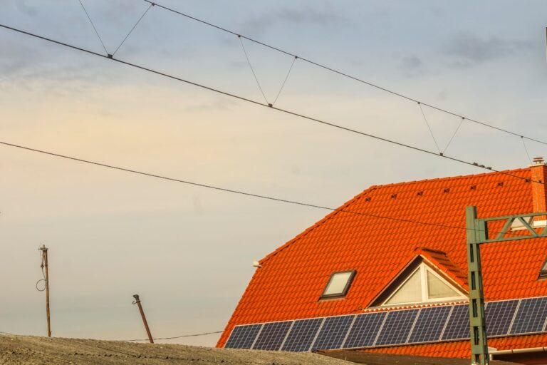 Photovoltaikanlage auf Hausdach überprüft die Statik und Lastverteilung