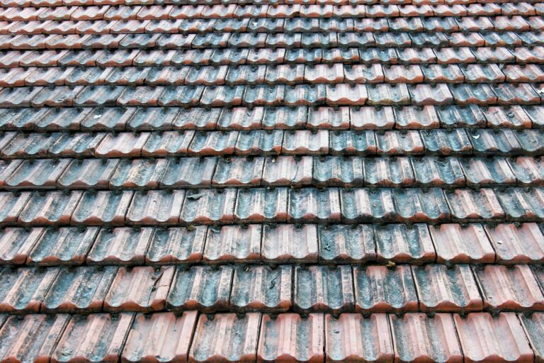 Hausdach mit Photovoltaik-Modulen zur optimalen Nutzung der Dachflächen für PV