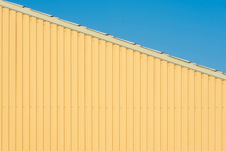 Solarmodule auf optimal geneigtem Dach maximieren den Ertrag der PV-Anlage