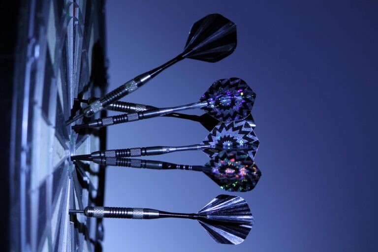 Darts-Spieler trainiert mentale Stärke und Präzision mit moderner Wurftechnik