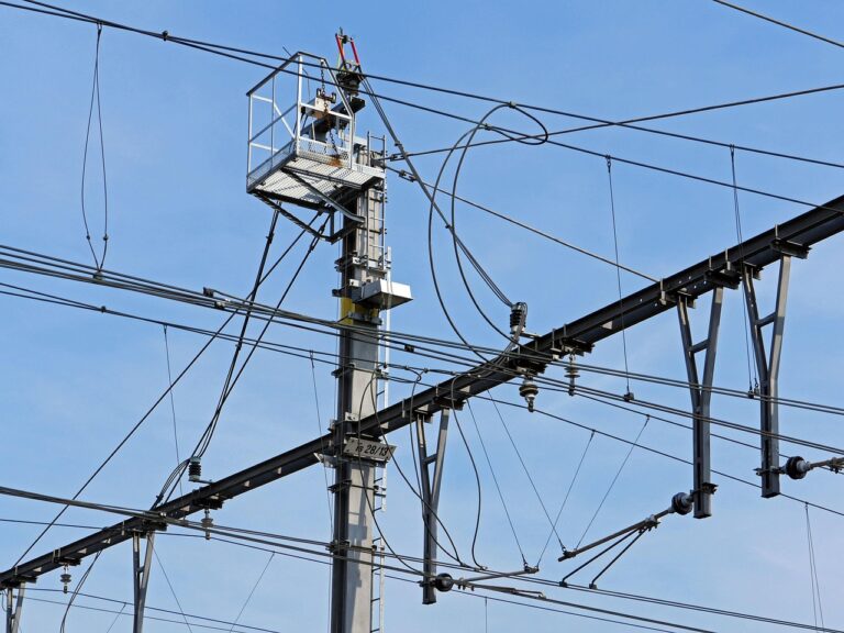 Einspeisung oder Eigenverbrauch bei Photovoltaik was ist wirtschaftlicher Photovoltaikanlage mit Solarmodulen für optimale Einspeisung und Eigenverbrauch