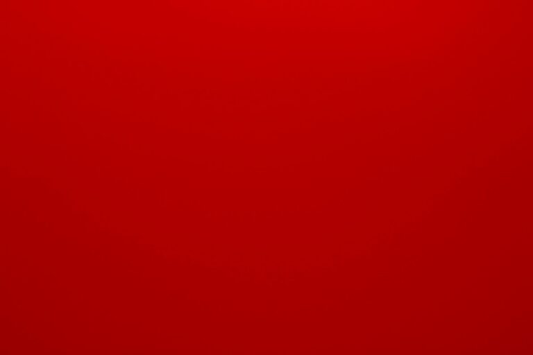 Elektriker bei fachgerechter Installation einer Photovoltaik-Anlage auf dem Dach