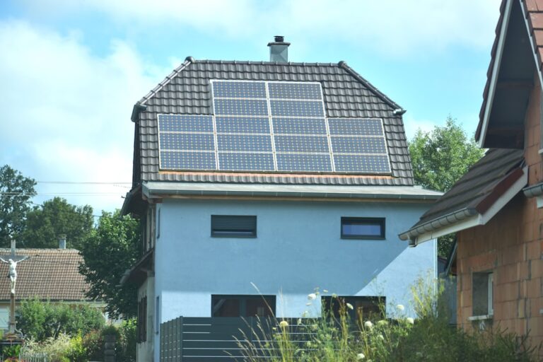 Photovoltaik-Anlage auf Hausdach mit moderne Messtechnik zur Fehlererkennung