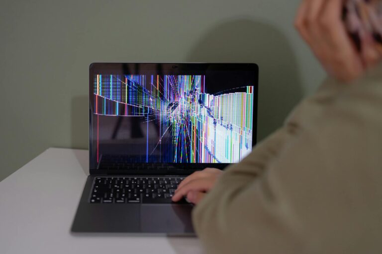 Fehlersuche bei PV Störungen clever angehen und Probleme schnell lösen Photovoltaikanlage mit Techniker bei systematischer Fehlersuche zur Störungserkennung