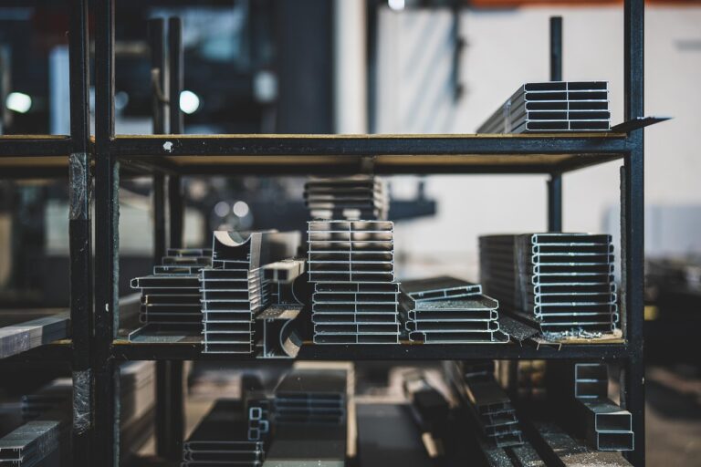 Solaranlage mit Modulen und Ertragsgraph zur Planung der Solarertrag Berechnung