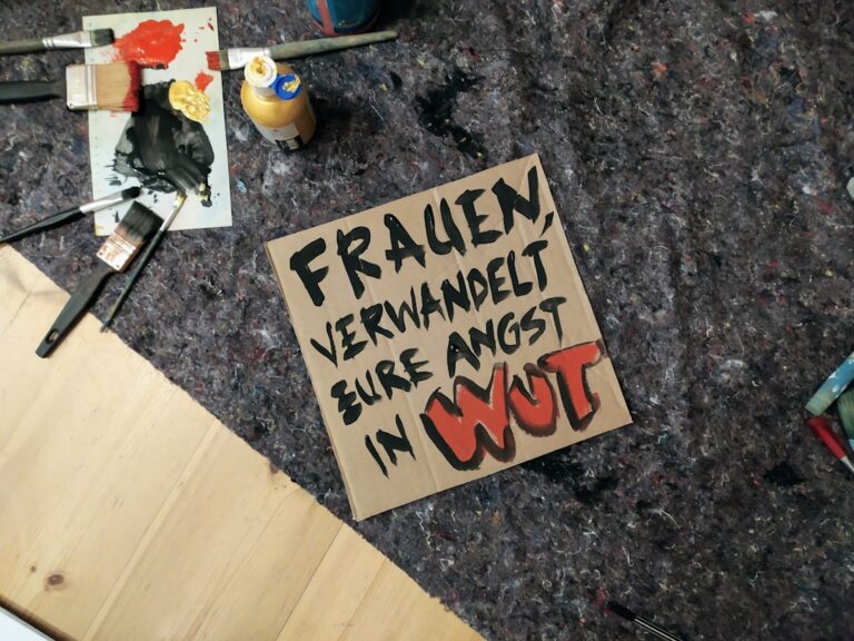 Agri-Photovoltaikanlage mit Solarpaneelen auf landwirtschaftlichem Feld 2026 Förderung Agri-PV