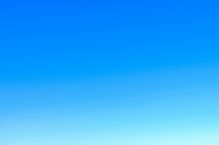 Gewerbliche Solaranlage auf Dach mit Fokus auf Genehmigungsprozess und Installation