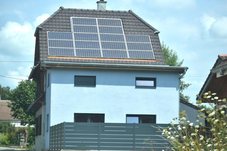 Mehrfamilienhaus mit Solaranlage und Konzept der gemeinschaftlichen Solarstromversorgung