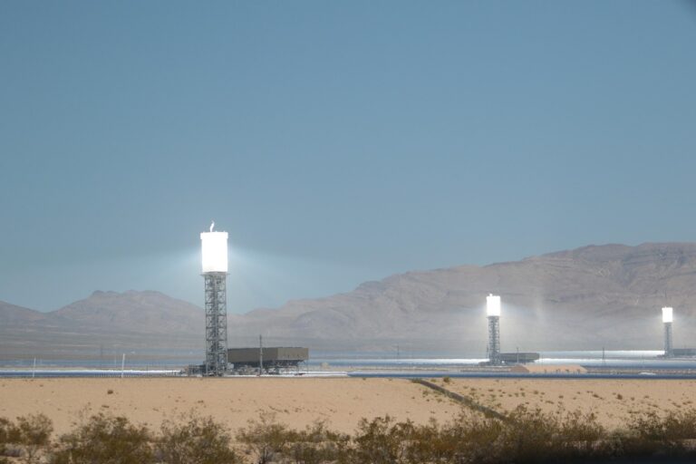Ivanpah Solar Kraftwerk mit Spiegeln und Türmen in Mojave-Wüste bei Sonnenaufgang