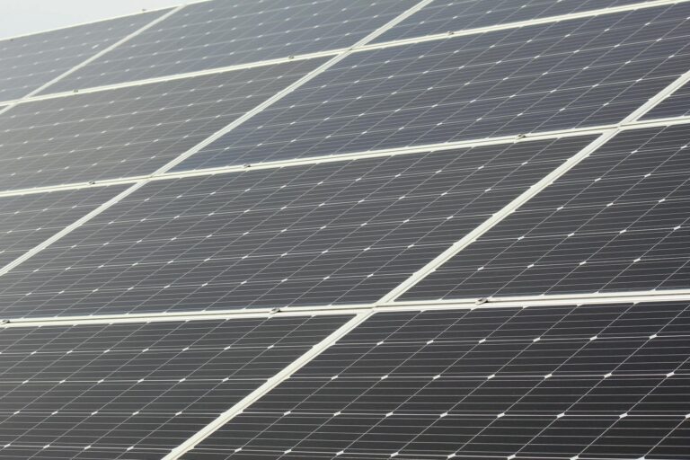 Grundlagen der Photovoltaik Definition vom Sonnenlicht bis zum Strom Photovoltaik Definition erklärt Sonnenlichtumwandlung in Strom durch Solarzellen