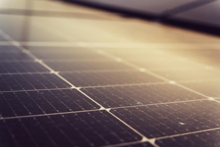 Photovoltaik Kaufvertrag mit Vertragsunterlagen und Solarzellen im Hintergrund