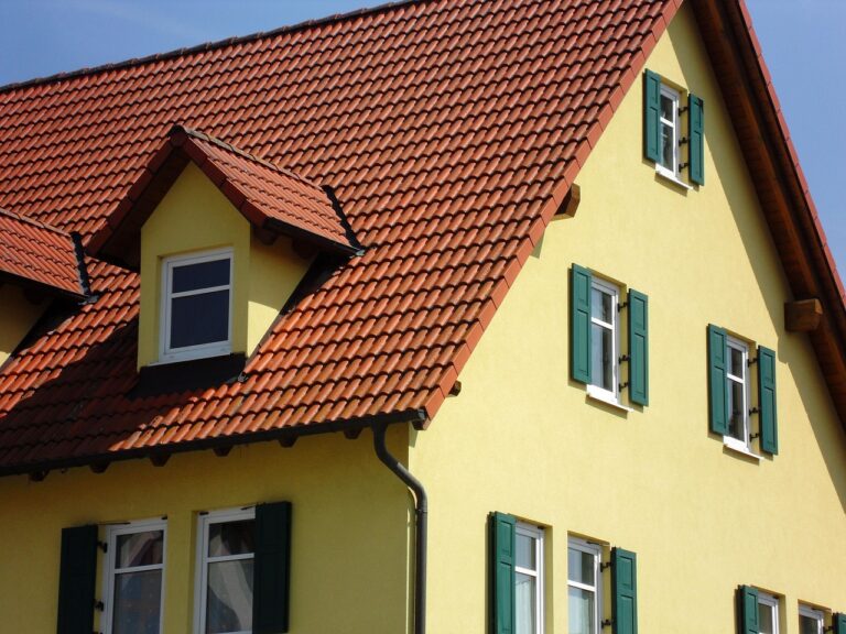 Moderne Photovoltaikanlage mit Fördersymbol für Sanierung und Kostenersparnis 2026