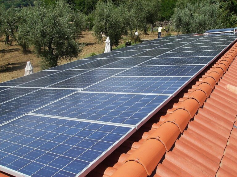 PV-Anlage Bestandteile mit Solarmodulen Wechselrichter und Montagesystem auf Hausdach