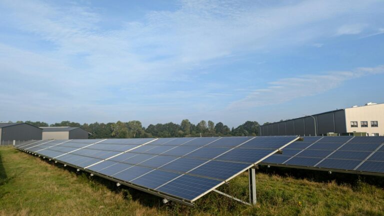 Solaranlage mit Warnhinweis vor PV Betrugsmaschen und Schutzmaßnahmen bei Planung und Kauf
