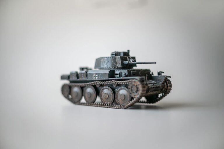 PV Blitzschutz installiert auf Hausdach mit Solarmodulen zum Schutz vor Blitzschlag