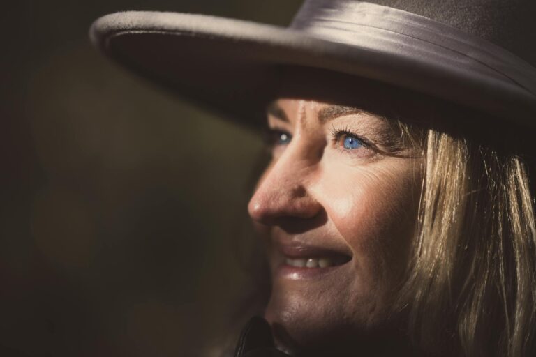 Elektroauto wird zuhause über Photovoltaikanlage mit selbst erzeugtem Solarstrom geladen