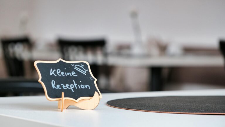 Photovoltaikanlage auf Dach mit Sonne symbolisiert PV Einspeisevergütung 2026 Änderungen