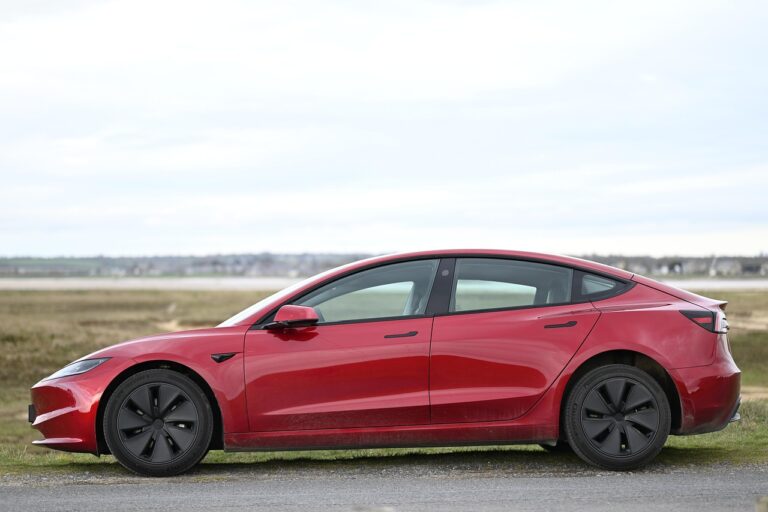 Elektroauto zuhause mit Solarstrom von Photovoltaikanlage effizient laden und sparen