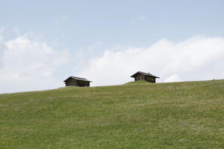 PV Freifläche in Planung mit Solarmodulen und Bauarbeiten für Freiflächenanlage