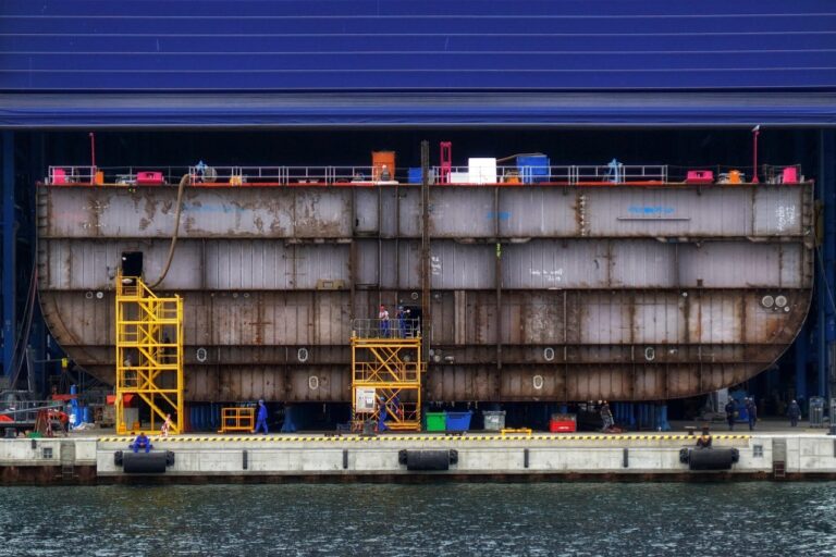 Solarmodule im Lager mit Hinweis auf verlängerte PV Lieferzeiten und Planung