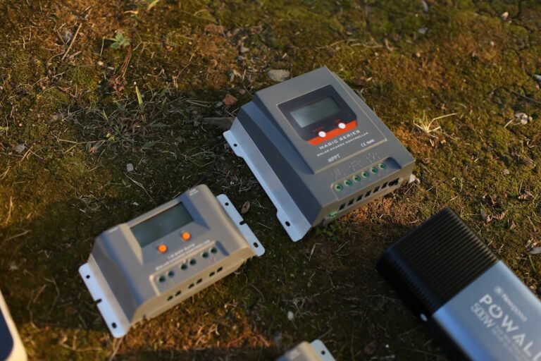 Photovoltaikanlage auf Hausdach zur optimalen Nutzung von Steuervorteilen 2026