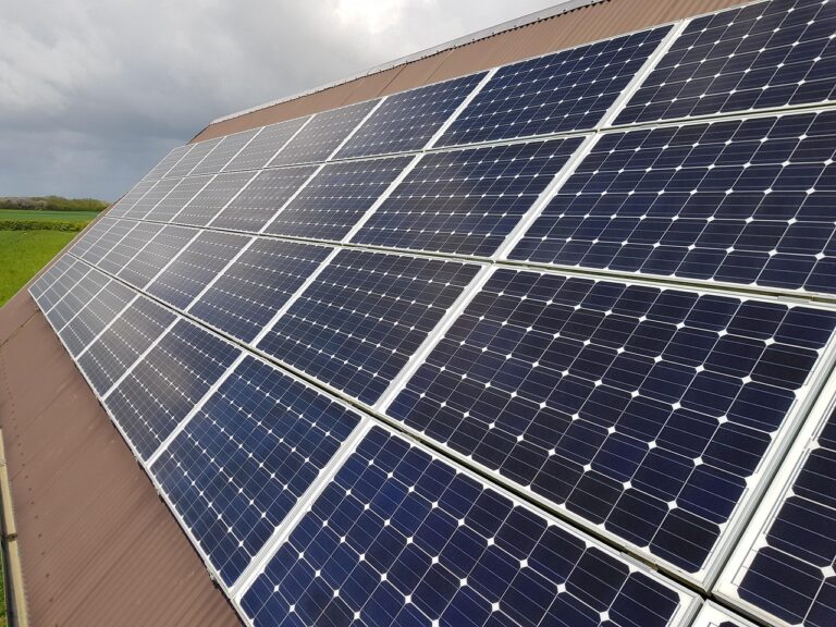 Photovoltaikanlagen auf städtischen Dächern und Freiflächen zur Flächevergrößerung