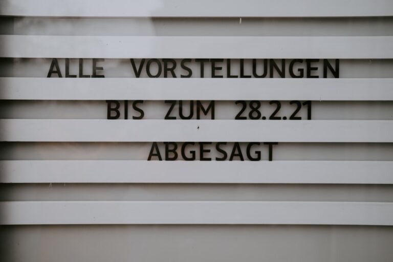 Hausbesitzer inspizieren Photovoltaik-Module zur Erkennung und Behebung von PV Störungen