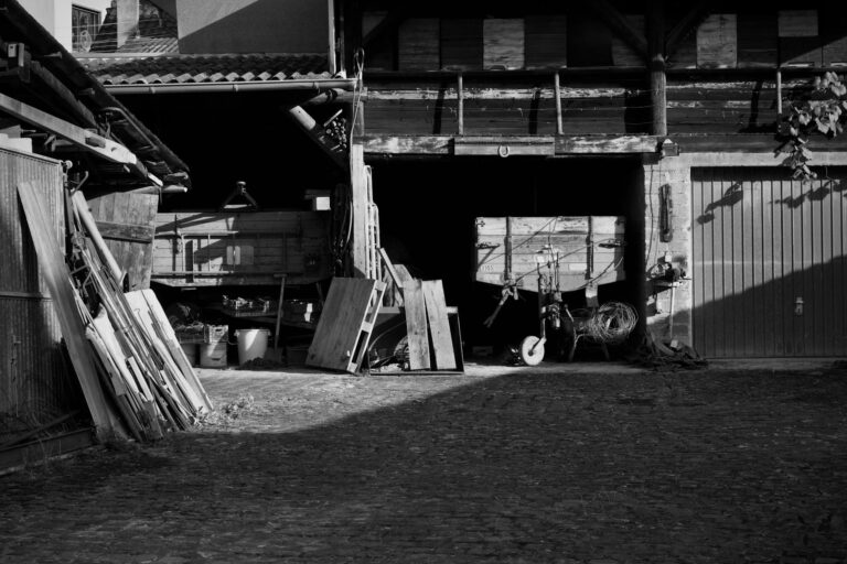 PV Stromspeicher neben Solarpanelen zur Steigerung der Eigenverbrauchsquote einer Photovoltaikanlage