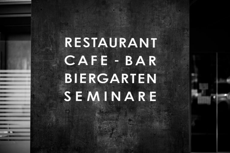 Photovoltaikanlage auf Hausdach gegen Sturmschäden durch passende PV Versicherungen absichern