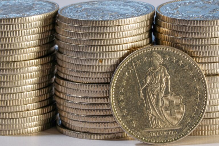 Hausbesitzer berechnen PV Wirtschaftlichkeit einer Solaranlage mit praktischen Beispielen