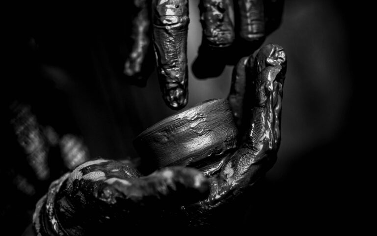 Flachdach mit montierten Photovoltaikanlagen und variablen Montagesystemen zur optimalen Ausrichtung