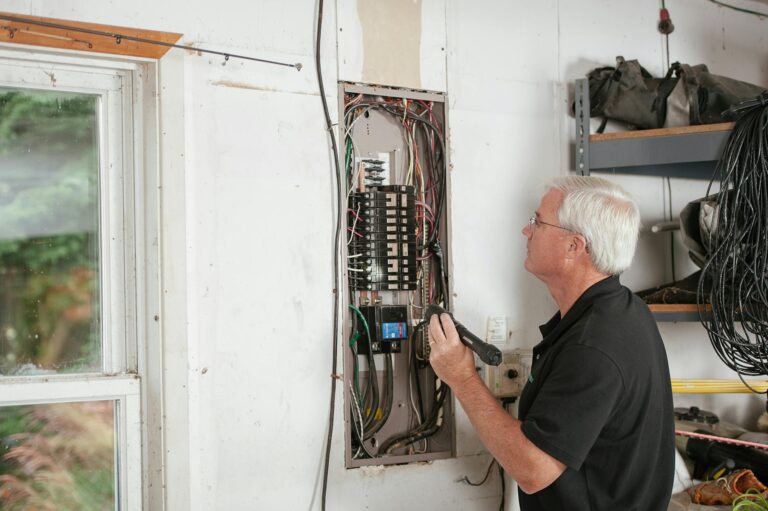 Sicherungskasten PV-Anlage optimal installieren und sicher betreiben Sicherungskasten PV mit Schutzschaltern und Überspannungsschutz für Photovoltaikanlagen