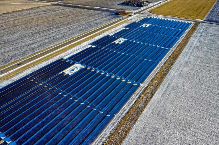 Solarstrom Direktvermarktung verständlich erklärt und richtig prüfen Solarstromanlage und Laptop mit Prüfunterlagen zur Direktvermarktung wirtschaftlich beurteilen