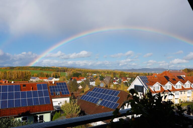 Wie Sie Sonnenenergie im Alltag effizient und nachhaltig nutzen Moderne Solarpanels auf Hausdach zur effizienten und nachhaltigen Energiegewinnung