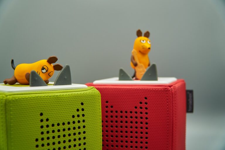 Kind spielt mit bunter Toniebox und lernt spielerisch im Kinderzimmer