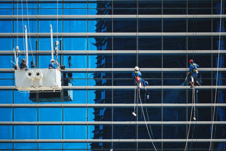 Photovoltaikanlage bei Wartung auf saubere Module und intakte Komponenten prüfen