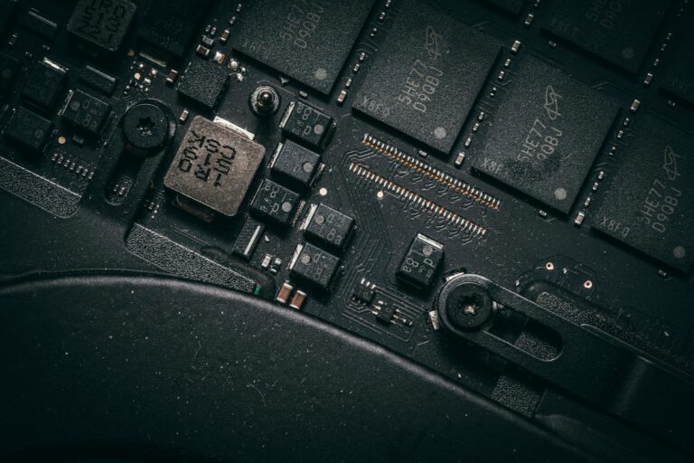 IT-Techniker wartet Serverhardware als Teil von Wartungsverträgen für Komponenten