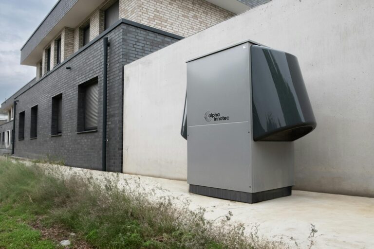 REC Alpha Pure-R Solarmodule bei Installation durch Solartechnik Lauckner in Berlin