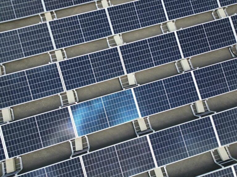 Solaranlage SolarX 7,5 kWp auf Berliner Dach bei sonnigem Himmel installiert