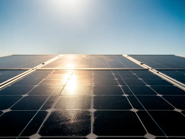 Photovoltaik erklärt: So wandelt Sonnenlicht sich in Strom um Photovoltaik erklärt die Umwandlung von Sonnenlicht in elektrischen Strom